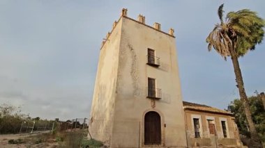 Murcia 'nın Los Alczares kıyı bölgesinde inşa edilmiş eski bir kule. Bir palmiye ağacı ve birkaç çam ağacıyla çevrili korsanların kıyıya gelişini izlemek için..