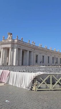 Vatikan 'daki Aziz Peter Meydanı manzarası, çok güneşli ve sıcak bir yaz gününde sandalyelerle dolu dini bir kutlamaya hazırlanıyor.