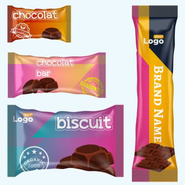 Gerçekçi vektör tasarımı Patates cipsi paketleme şablonu. Çikolata çubuğu vektör paketleme tasarımı. Meyve ve baharatlı çikolata takımı.