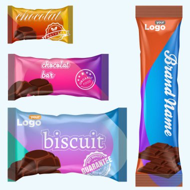 Gerçekçi vektör tasarımı Patates cipsi paketleme şablonu. Çikolata çubuğu vektör paketleme tasarımı. Meyve ve baharatlı çikolata takımı.