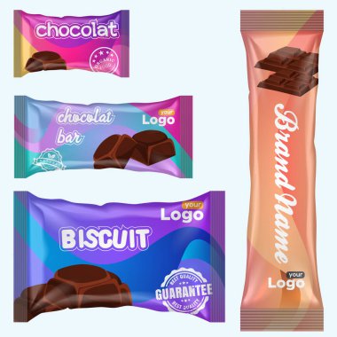 Gerçekçi vektör tasarımı Patates cipsi paketleme şablonu. Çikolata çubuğu vektör paketleme tasarımı. Meyve ve baharatlı çikolata takımı.