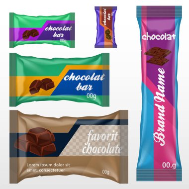 Gerçekçi vektör tasarımı Patates cipsi paketleme şablonu. Çikolata çubuğu vektör paketleme tasarımı. Meyve ve baharatlı çikolata takımı.