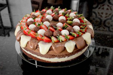 Çilekli çikolatalı pasta