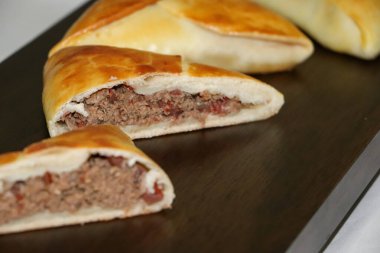 esfirras ikiye bölündü.