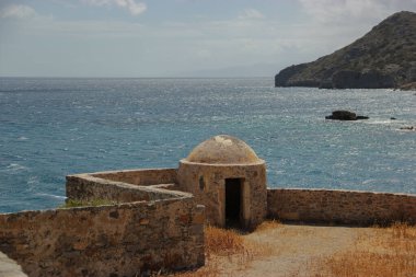 Spinalonga Kalesi 'nin kulelerinden birinin manzarası, cüzzamlı kolonisi. Girit, Yunanistan