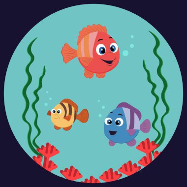 Akvaryumda su yosunları ve mercanlarla dolu bir balık.