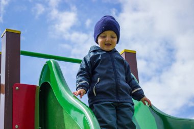Küçük çocuk 2-3 yıl boyunca yeşil çocuklar oyun parkında kayıp gitti. Yüksek kalite fotoğraf