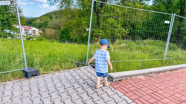 İnşaat alanında seyreden tatlı bir çocuk. Yüksek kalite fotoğraf