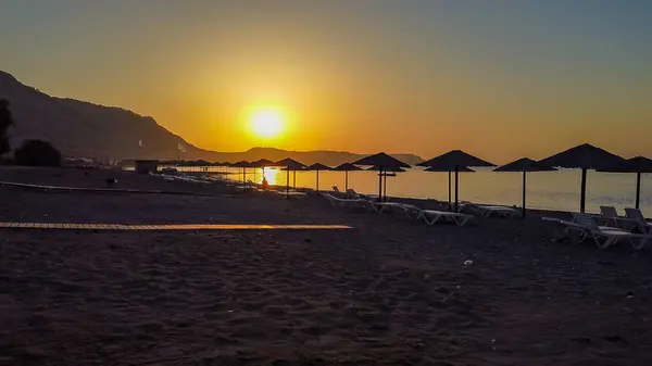 Rhodes Adası 'nda, Lardos Körfezi sahilinde, Yunanistan' da gün doğumu. Yüksek kalite fotoğraf