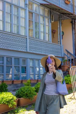 Bir kadın Tiflis, Georgia 'nın tarihi merkezinde şarap dondurması yiyor. Yüksek kalite fotoğraf