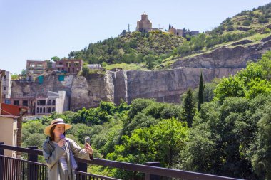 Bir kadın Tiflis, Georgia 'nın tarihi merkezinde şarap dondurması yiyor. Yüksek kalite fotoğraf