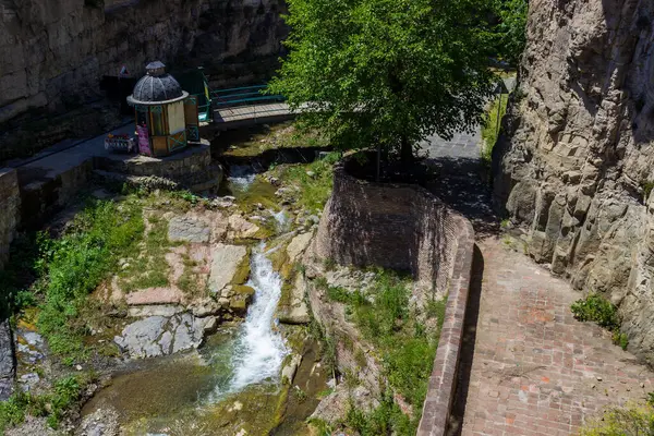 Tiflis, Gürcistan 6 Haziran 2024 - Eski Tiflis 'in tarihi merkezi, kükürt banyosu. Yüksek kalite fotoğraf