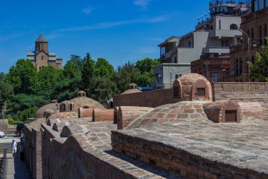 Tiflis, Gürcistan 6 Haziran 2024 - Eski Tiflis 'in tarihi merkezi, kükürt banyosu. Yüksek kalite fotoğraf
