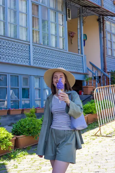 Bir kadın Tiflis, Georgia 'nın tarihi merkezinde şarap dondurması yiyor. Yüksek kalite fotoğraf