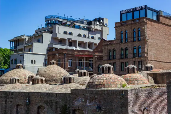 Tiflis, Gürcistan 6 Haziran 2024 - Eski Tiflis 'in tarihi merkezi, kükürt banyosu. Yüksek kalite fotoğraf