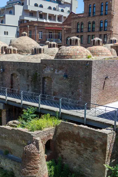 Tiflis, Gürcistan 6 Haziran 2024 - Eski Tiflis 'in tarihi merkezi, kükürt banyosu. Yüksek kalite fotoğraf