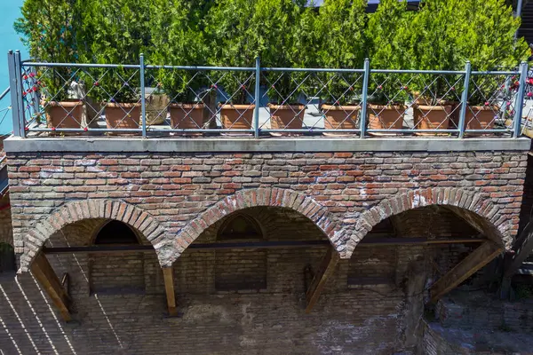 Tiflis, Gürcistan 6 Haziran 2024 - Eski Tiflis 'in tarihi merkezi, kükürt banyosu. Yüksek kalite fotoğraf