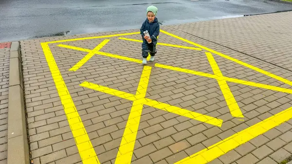 Çocuk boş bir otoparkta ya da şehir caddesinde yürüyor. Yüksek kalite fotoğraf