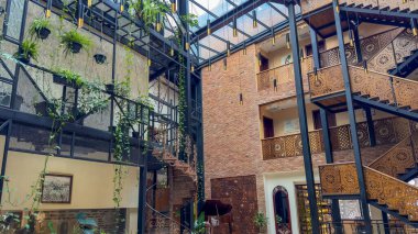 Tiflis, Gürcistan - 8 Haziran 2024: Mukhrantubani Butik Oteli 'nin iç dekorasyonu. Yüksek kalite fotoğraf