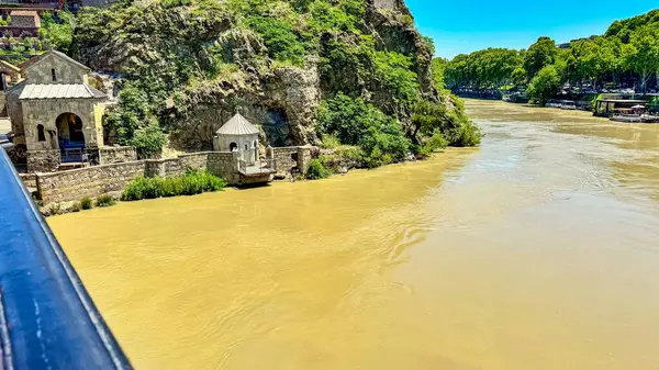 Tiflis, Gürcistan 6 Haziran 2024 - Eski Tiflis 'in tarihi merkezi, kükürt banyosu. Yüksek kalite fotoğraf