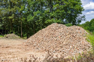 Yıkılmış binaların tuğla ve harç yığınları. Yüksek kalite fotoğraf