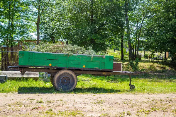 Bahçeden bir karavanda yeşil atık. Yüksek kalite fotoğraf