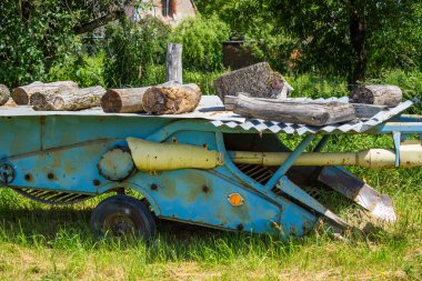 Kırsal alanda yük vagonu römorku olan paslı çiftlik mavisi bir makine. Yüksek kalite fotoğraf