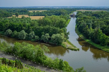 Melnik, Çek Cumhuriyeti - 20 Haziran 2024 - Elbe Nehri ve Vltava Nehri 'nin birleşimi. Yüksek kalite fotoğraf