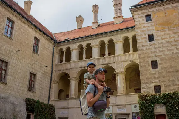 Melnik Şatosu - 20 Haziran 2024 'te Çek Cumhuriyeti' nin merkezindeki tepede. Yüksek kalite fotoğraf