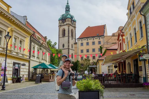 Melnik Şatosu - 20 Haziran 2024 'te Çek Cumhuriyeti' nin merkezindeki tepede. Yüksek kalite fotoğraf