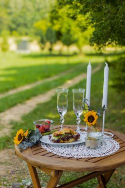 Şarap, atıştırmalık meyve ve kruvasan kır manzaralı yaz masası. Yüksek kalite fotoğraf