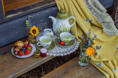 Köy evindeki verandada çiçekli ve meyveli sabah çayı. Yüksek kalite fotoğraf