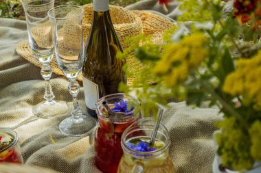 Güzel beyaz boho tarzı dekor. Ağacın altındaki çimlerde piknik yapmak. Yüksek kalite fotoğraf