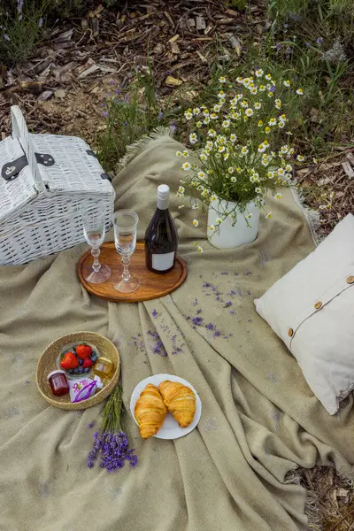Lavanta tarlasında şarap ve peynirli yaz pikniği, açık hava, gün batımı doğal ışık. Yüksek kalite fotoğraf