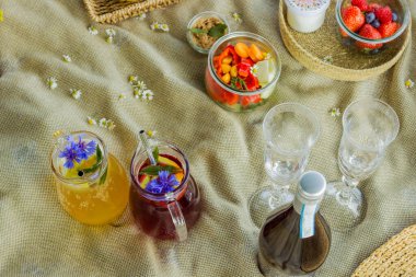 Güzel beyaz boho tarzı dekor. Ağacın altındaki çimlerde piknik yapmak. Yüksek kalite fotoğraf