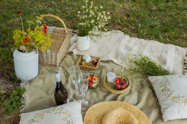 Güzel beyaz boho tarzı dekor. Ağacın altındaki çimlerde piknik yapmak. Yüksek kalite fotoğraf