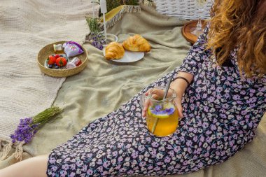 Lavanta tarlasında şarap ve peynirli yaz pikniği, açık hava, gün batımı doğal ışık. Yüksek kalite fotoğraf