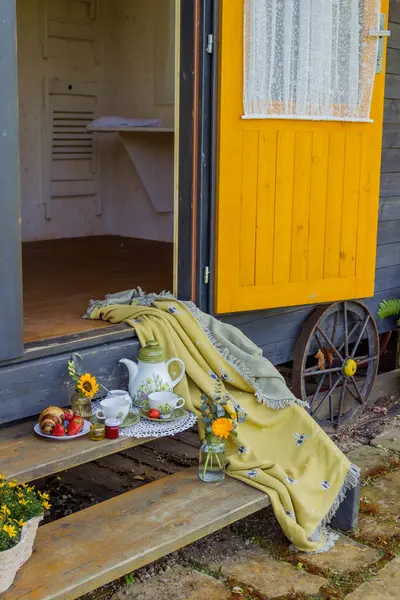 Köy evindeki verandada çiçekli ve meyveli sabah çayı. Yüksek kalite fotoğraf