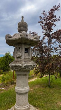 Geleneksel Japon taş feneriyle arka plan yosunlu. Dikey fotoğraf. Yüksek kalite fotoğraf