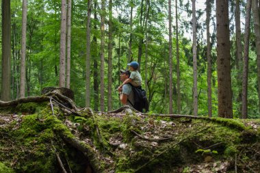 Hruboskalsko rock panoraması, Cesky raj 'da yürüyüş yapan baba ve oğul. Yüksek kalite fotoğraf
