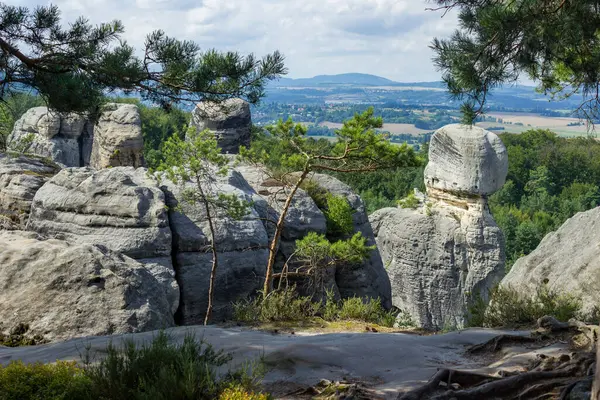 İlkbaharda Czech cennetinde dağların manzarası. Yüksek kalite fotoğraf