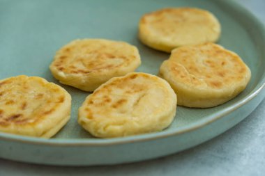 süzme peynir tatlı krep kahvaltısı tatlı tatlı şurubu sağlıklı yemek. Yüksek kalite fotoğraf