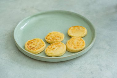 süzme peynir tatlı krep kahvaltısı tatlı tatlı şurubu sağlıklı yemek. Yüksek kalite fotoğraf