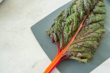Taze çiğ pazı, yaprak pancarı, mangold, ahşap bir masada İsviçre pazısı. Yüksek kalite fotoğraf