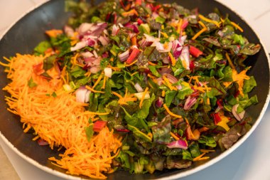 Taze çiğ pazı, yaprak pancarı, mangold, ahşap bir masada İsviçre pazısı. Yüksek kalite fotoğraf