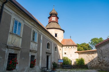 Hrad Pernstejn, Çek Cumhuriyeti - 20 Ağustos 2024: Güney Moravya Bölgesindeki Kale. Yüksek kalite fotoğraf