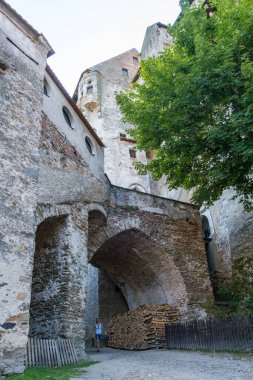 Hrad Pernstejn, Çek Cumhuriyeti - 20 Ağustos 2024: Güney Moravya Bölgesindeki Kale. Yüksek kalite fotoğraf