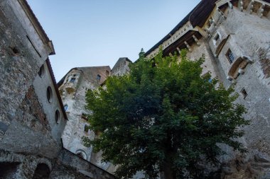 Hrad Pernstejn, Çek Cumhuriyeti - 20 Ağustos 2024: Güney Moravya Bölgesindeki Kale. Yüksek kalite fotoğraf