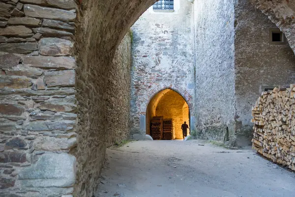 Hrad Pernstejn, Çek Cumhuriyeti - 20 Ağustos 2024: Güney Moravya Bölgesindeki Kale. Yüksek kalite fotoğraf