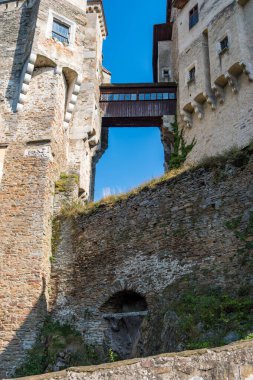 Hrad Pernstejn, Çek Cumhuriyeti - 20 Ağustos 2024: Güney Moravya Bölgesindeki Kale. Yüksek kalite fotoğraf